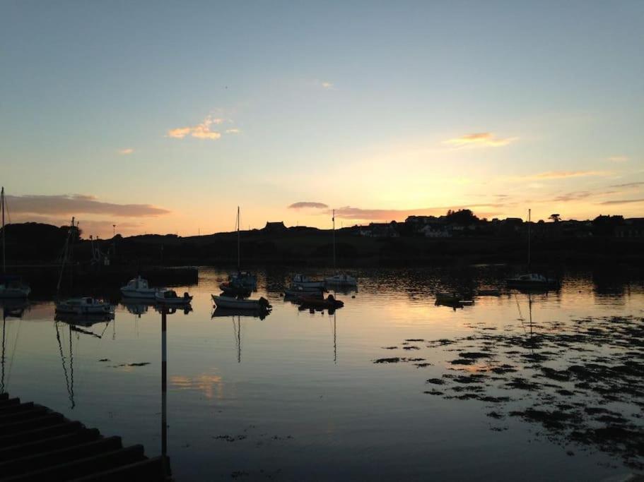 3 Bedroom Townhouse Right On The Harbour Isle of Whithorn 外观 照片