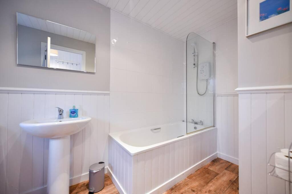 3 Bedroom Townhouse Right On The Harbour Isle of Whithorn 外观 照片