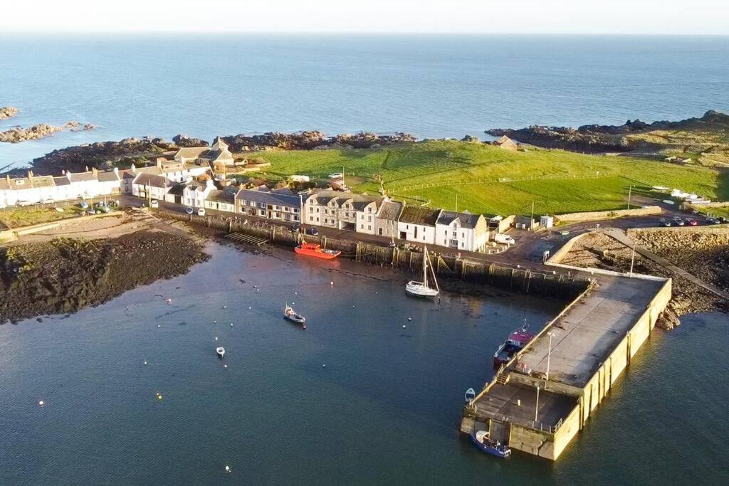 3 Bedroom Townhouse Right On The Harbour Isle of Whithorn 外观 照片