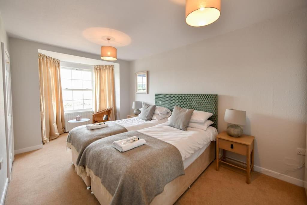3 Bedroom Townhouse Right On The Harbour Isle of Whithorn 外观 照片