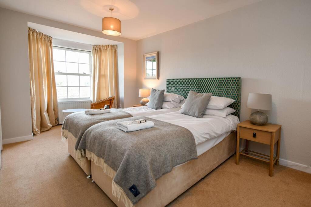 3 Bedroom Townhouse Right On The Harbour Isle of Whithorn 外观 照片