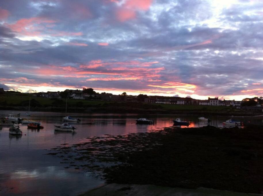 3 Bedroom Townhouse Right On The Harbour Isle of Whithorn 外观 照片