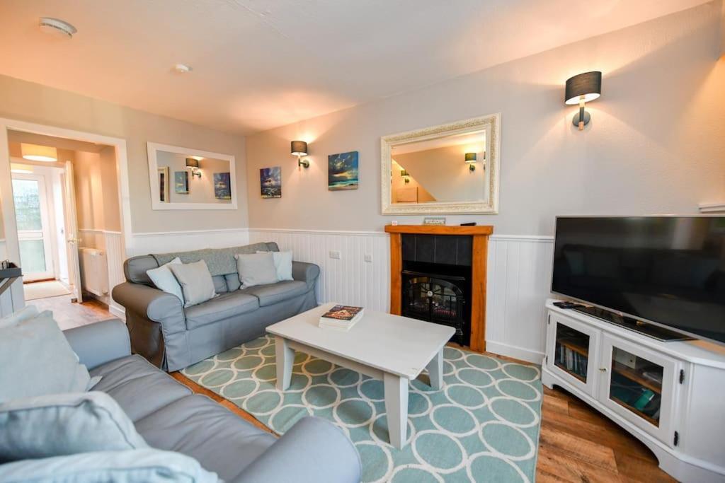 3 Bedroom Townhouse Right On The Harbour Isle of Whithorn 外观 照片