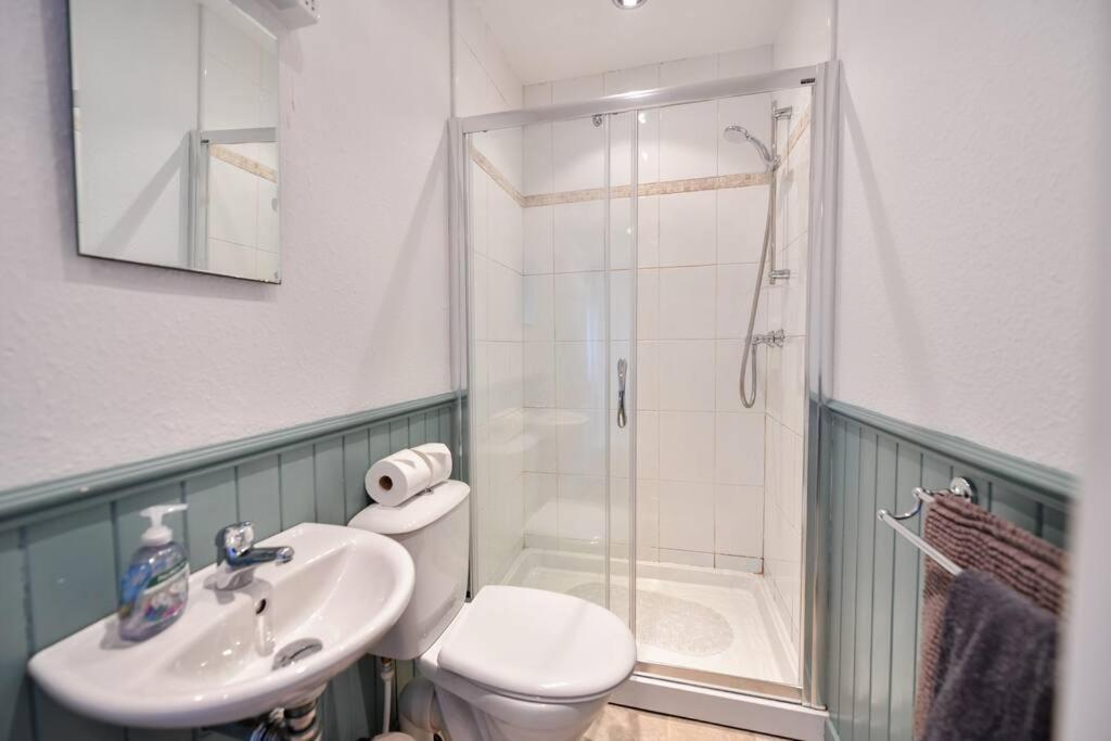 3 Bedroom Townhouse Right On The Harbour Isle of Whithorn 外观 照片